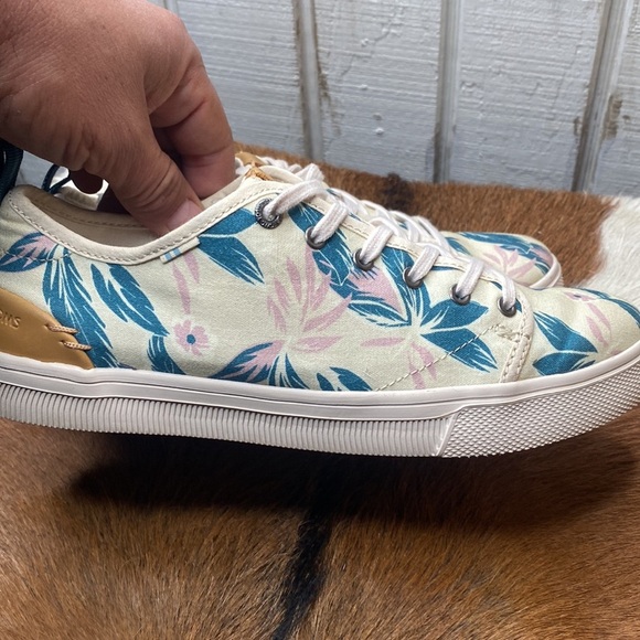 Womens Toms sneakers size 8 check them out very nice thanks 🙏 - Picture 3 of 8
